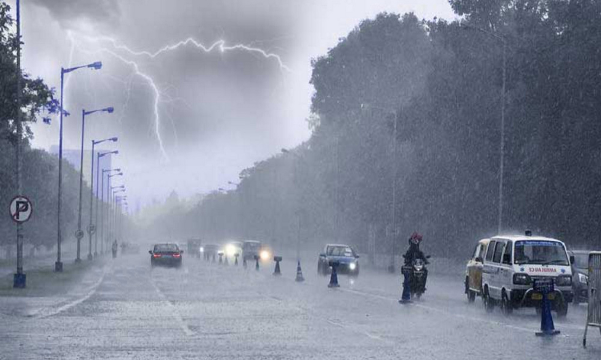 ঢাকায় বজ্রসহ বৃষ্টির আভাস, কমছে না গরম